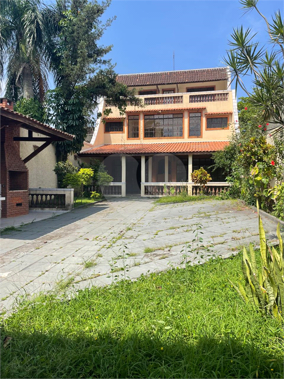 Sobrado venda GUARUJÁ com 300m2, 3 quartos, 3 suítes, 2 salas, cozinha, lavabo, varanda, quintal gourmet e pelo menos 7 vagas de garagem