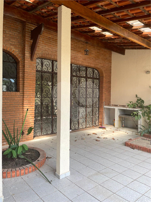 Sobrado venda GUARUJÁ com 300m2, 3 quartos, 3 suítes, 2 salas, cozinha, lavabo, varanda, quintal gourmet e pelo menos 7 vagas de garagem