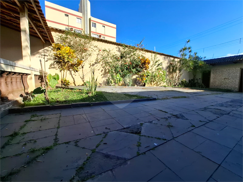 Sobrado venda GUARUJÁ com 300m2, 3 quartos, 3 suítes, 2 salas, cozinha, lavabo, varanda, quintal gourmet e pelo menos 7 vagas de garagem