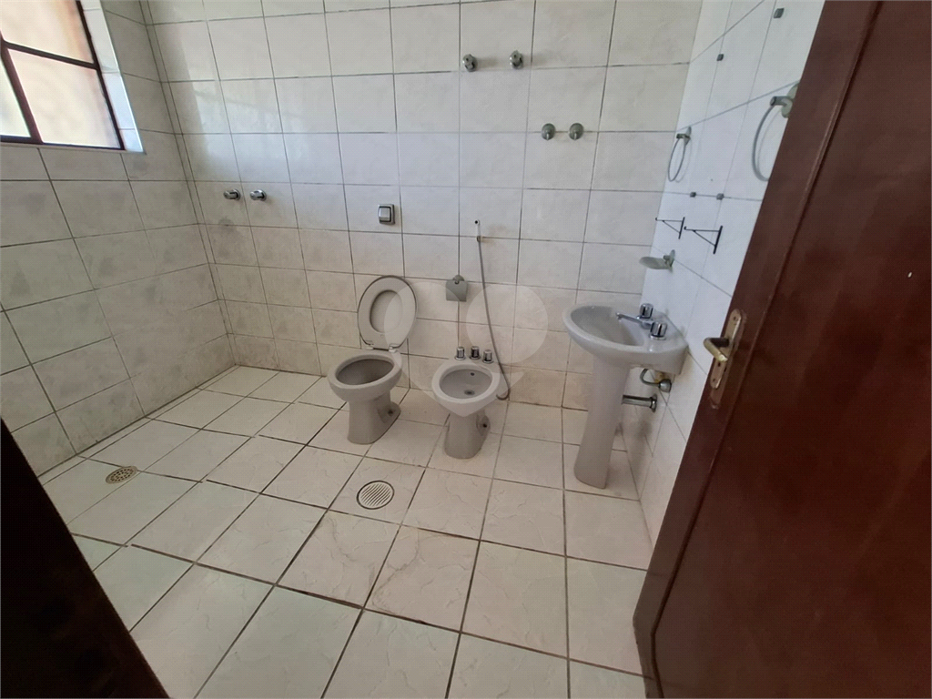 Sobrado venda GUARUJÁ com 300m2, 3 quartos, 3 suítes, 2 salas, cozinha, lavabo, varanda, quintal gourmet e pelo menos 7 vagas de garagem