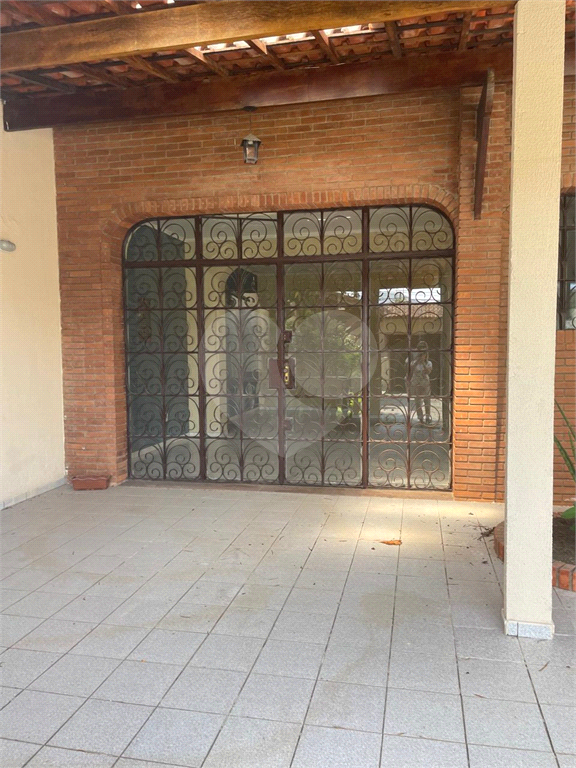 Sobrado venda GUARUJÁ com 300m2, 3 quartos, 3 suítes, 2 salas, cozinha, lavabo, varanda, quintal gourmet e pelo menos 7 vagas de garagem