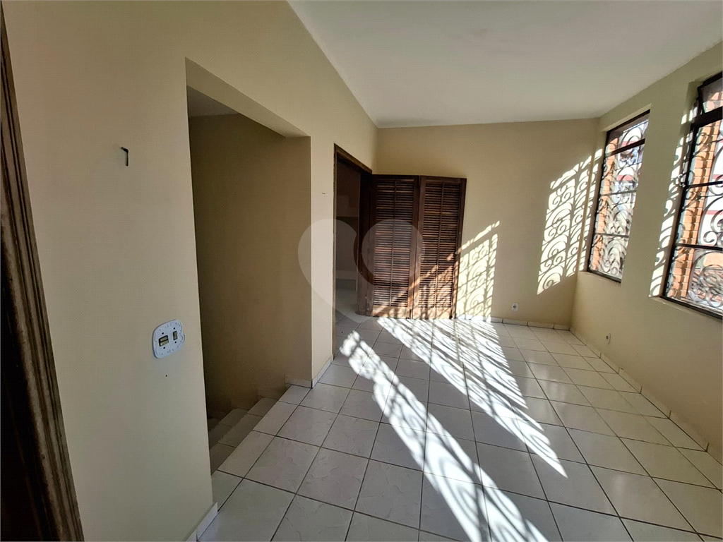 Sobrado venda GUARUJÁ com 300m2, 3 quartos, 3 suítes, 2 salas, cozinha, lavabo, varanda, quintal gourmet e pelo menos 7 vagas de garagem