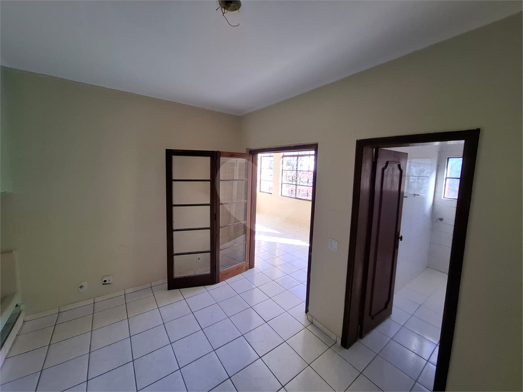 Sobrado venda GUARUJÁ com 300m2, 3 quartos, 3 suítes, 2 salas, cozinha, lavabo, varanda, quintal gourmet e pelo menos 7 vagas de garagem
