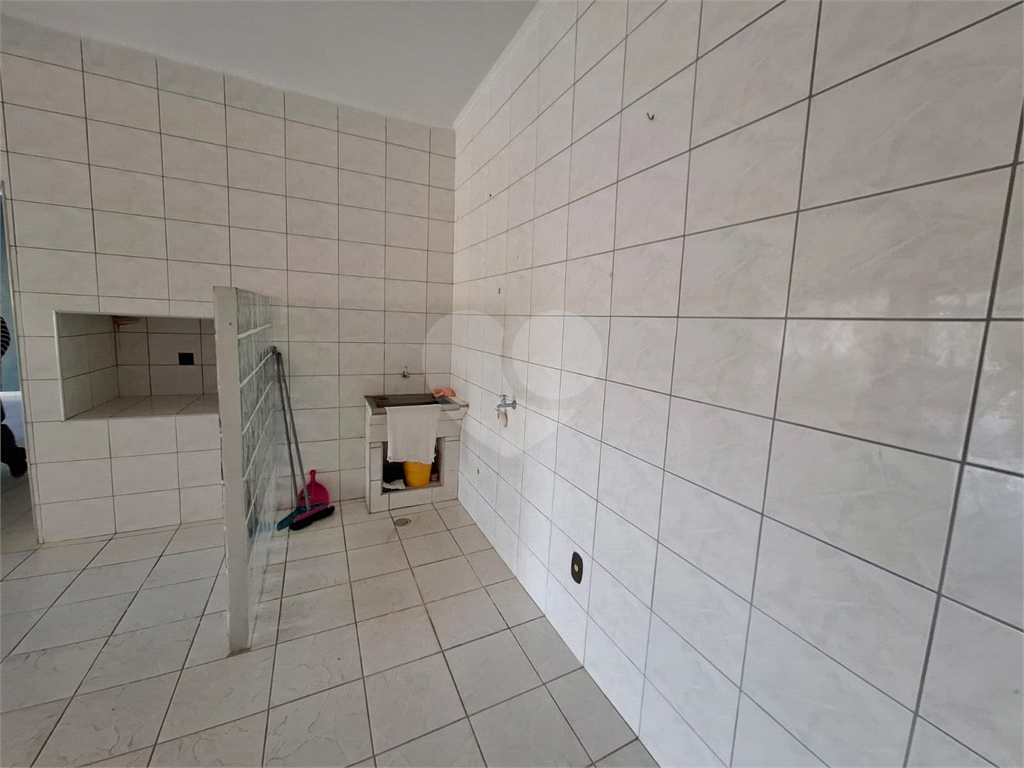 Sobrado venda GUARUJÁ com 300m2, 3 quartos, 3 suítes, 2 salas, cozinha, lavabo, varanda, quintal gourmet e pelo menos 7 vagas de garagem