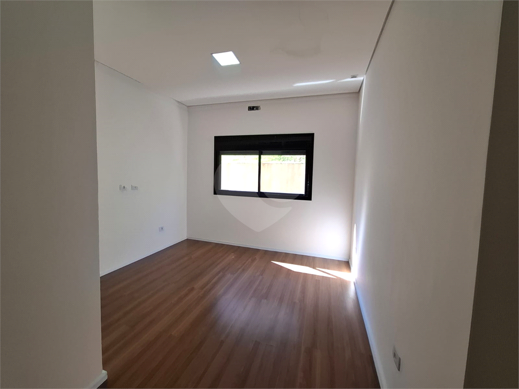 Casa em condomínio em Santa Isabel para venda com 330m2, 3 quartos, 3 suíte, 2 salas, cozinha, 5 banheiros, área de serviço e 6 vagas de garagem