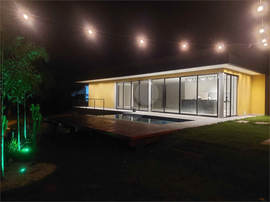 Casa em condomínio em Santa Isabel para venda com 330m2, 3 quartos, 3 suíte, 2 salas, cozinha, 5 banheiros, área de serviço e 6 vagas de garagem