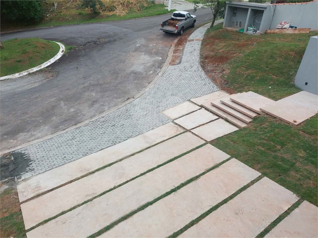 Casa em condomínio em Santa Isabel para venda com 330m2, 3 quartos, 3 suíte, 2 salas, cozinha, 5 banheiros, área de serviço e 6 vagas de garagem