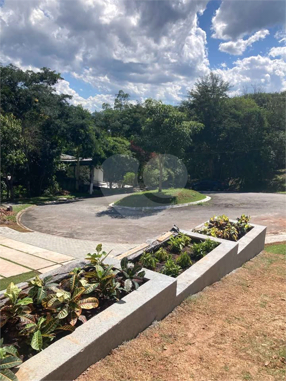 Casa em condomínio em Santa Isabel para venda com 330m2, 3 quartos, 3 suíte, 2 salas, cozinha, 5 banheiros, área de serviço e 6 vagas de garagem