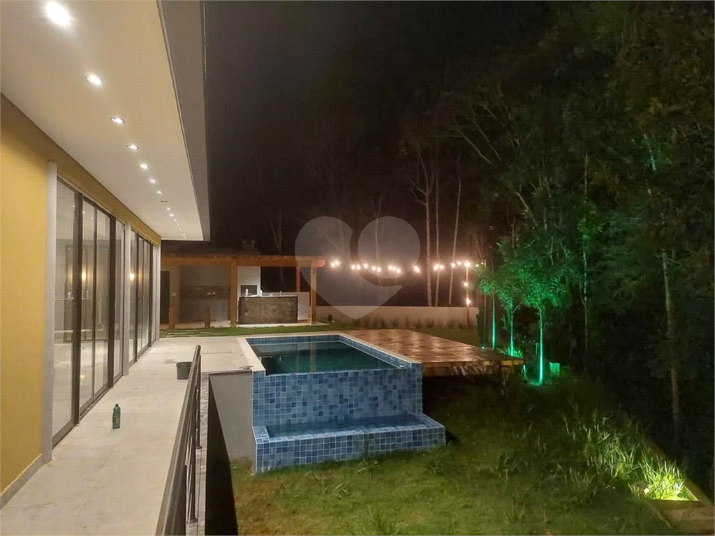 Casa em condomínio em Santa Isabel para venda com 330m2, 3 quartos, 3 suíte, 2 salas, cozinha, 5 banheiros, área de serviço e 6 vagas de garagem