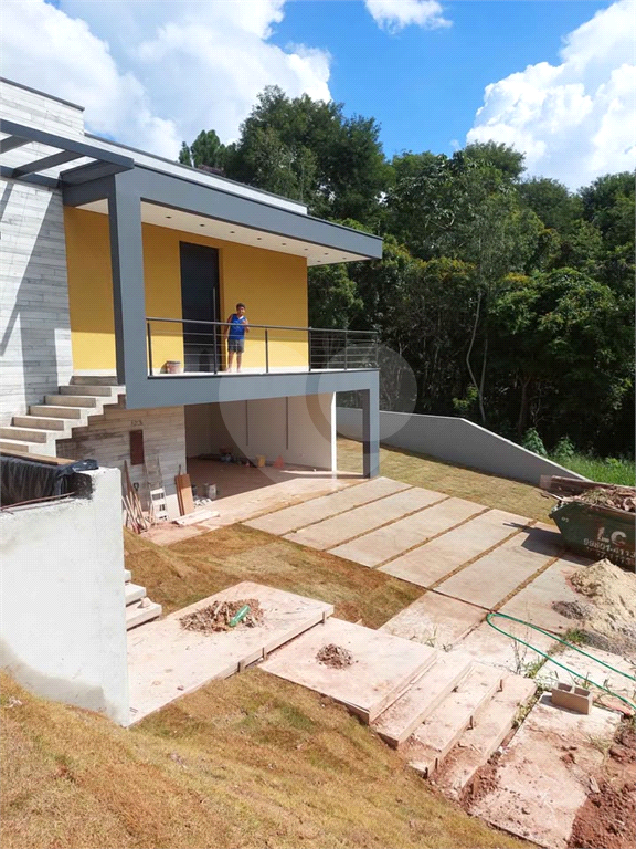 Casa em condomínio em Santa Isabel para venda com 330m2, 3 quartos, 3 suíte, 2 salas, cozinha, 5 banheiros, área de serviço e 6 vagas de garagem