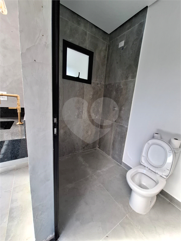 Casa em condomínio em Santa Isabel para venda com 330m2, 3 quartos, 3 suíte, 2 salas, cozinha, 5 banheiros, área de serviço e 6 vagas de garagem