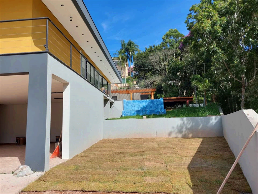 Casa em condomínio em Santa Isabel para venda com 330m2, 3 quartos, 3 suíte, 2 salas, cozinha, 5 banheiros, área de serviço e 6 vagas de garagem