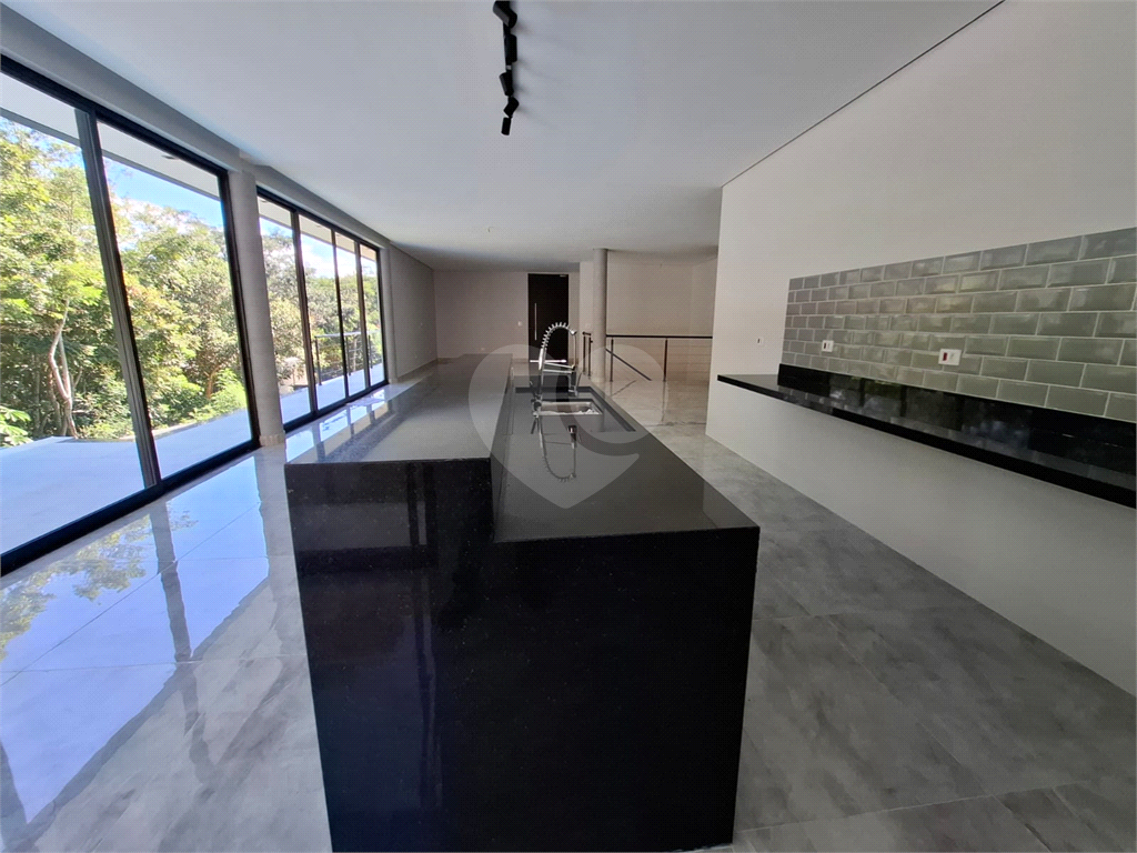 Casa em condomínio em Santa Isabel para venda com 330m2, 3 quartos, 3 suíte, 2 salas, cozinha, 5 banheiros, área de serviço e 6 vagas de garagem