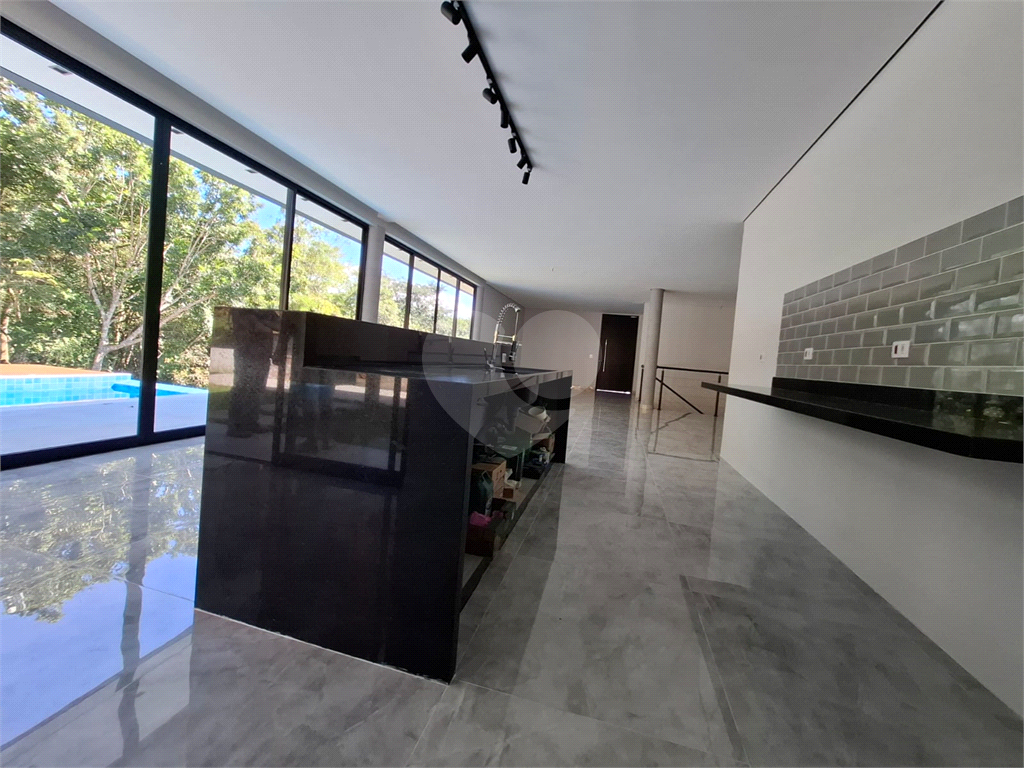 Casa em condomínio em Santa Isabel para venda com 330m2, 3 quartos, 3 suíte, 2 salas, cozinha, 5 banheiros, área de serviço e 6 vagas de garagem