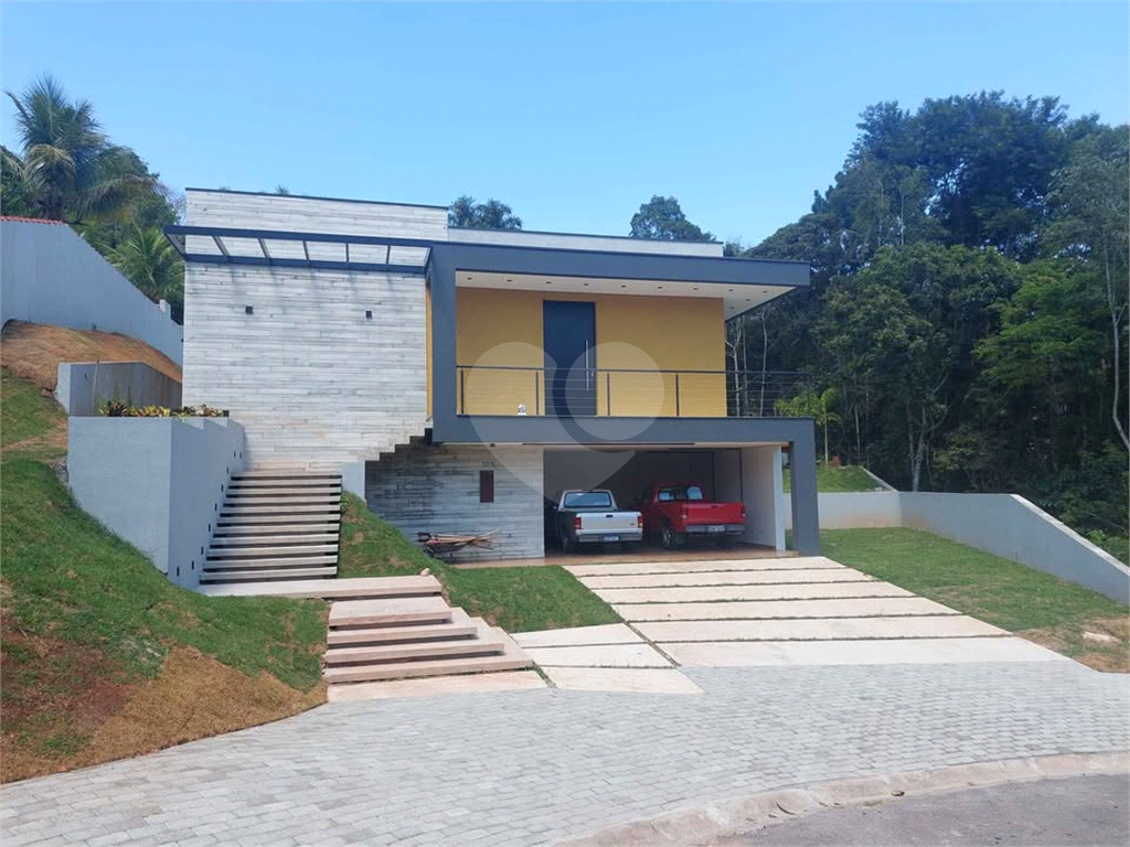 Casa em condomínio em Santa Isabel para venda com 330m2, 3 quartos, 3 suíte, 2 salas, cozinha, 5 banheiros, área de serviço e 6 vagas de garagem