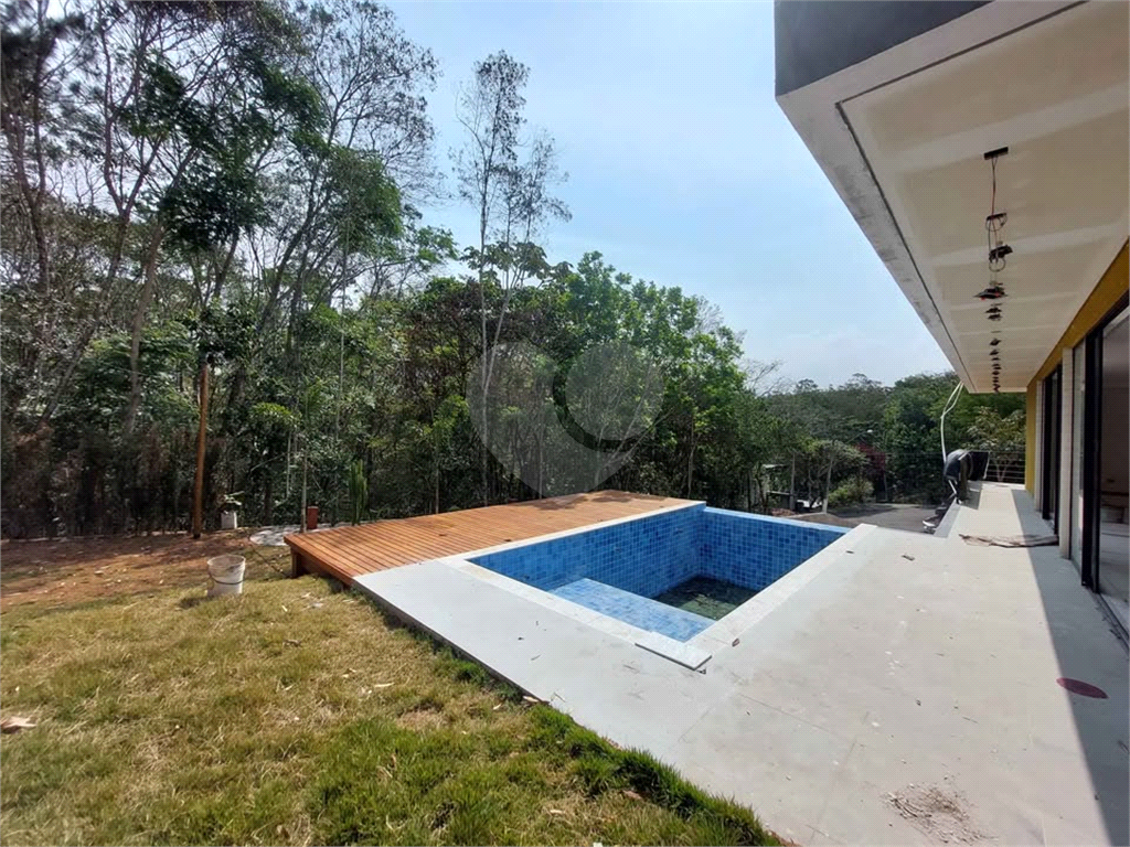 Casa em condomínio em Santa Isabel para venda com 330m2, 3 quartos, 3 suíte, 2 salas, cozinha, 5 banheiros, área de serviço e 6 vagas de garagem
