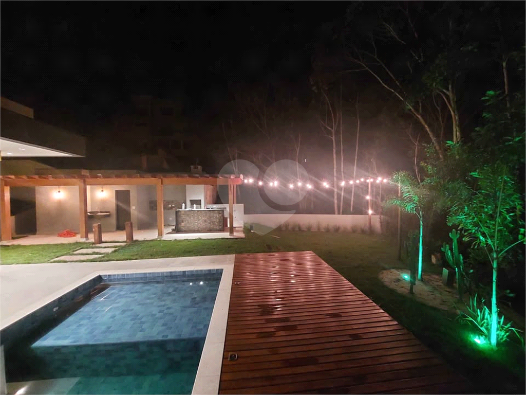 Casa em condomínio em Santa Isabel para venda com 330m2, 3 quartos, 3 suíte, 2 salas, cozinha, 5 banheiros, área de serviço e 6 vagas de garagem