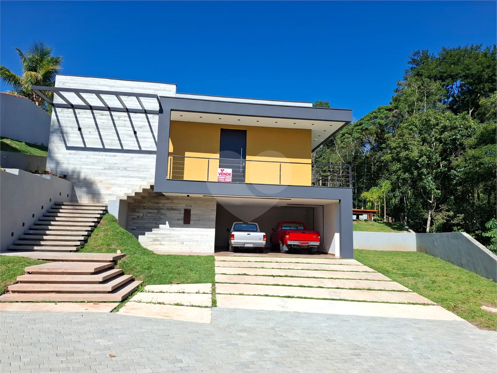 Casa em condomínio em Santa Isabel para venda com 330m2, 3 quartos, 3 suíte, 2 salas, cozinha, 5 banheiros, área de serviço e 6 vagas de garagem