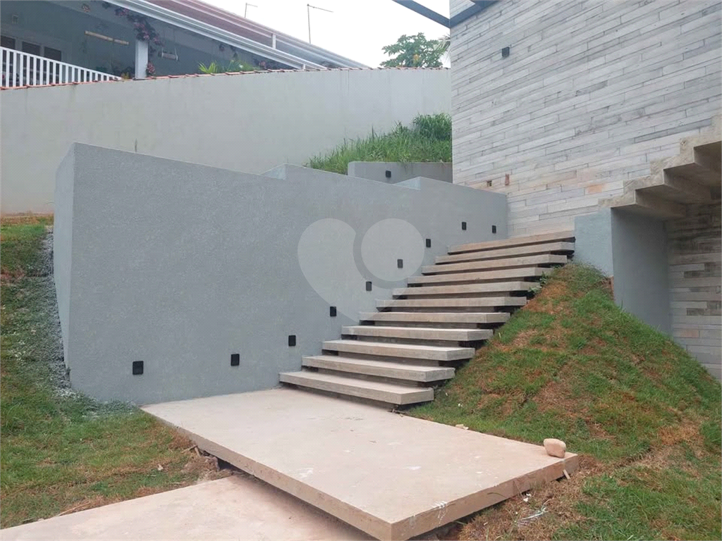 Casa em condomínio em Santa Isabel para venda com 330m2, 3 quartos, 3 suíte, 2 salas, cozinha, 5 banheiros, área de serviço e 6 vagas de garagem