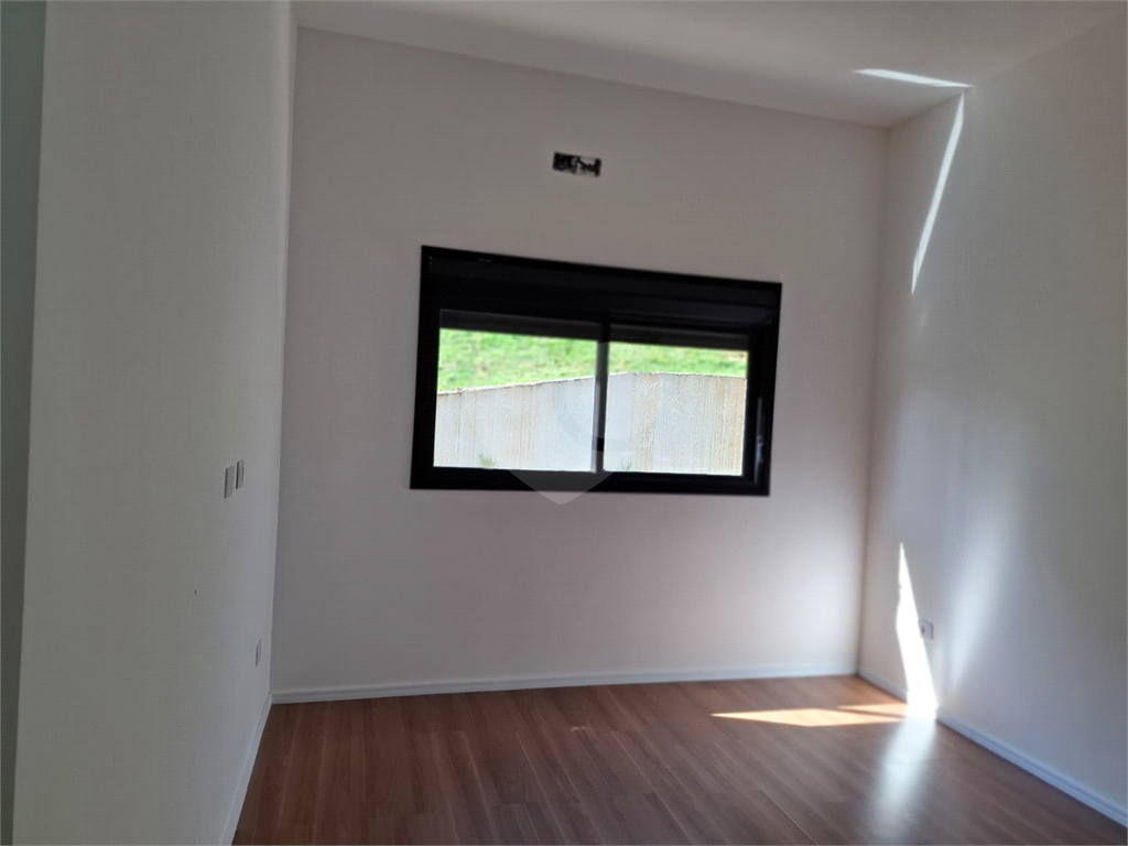 Casa em condomínio em Santa Isabel para venda com 330m2, 3 quartos, 3 suíte, 2 salas, cozinha, 5 banheiros, área de serviço e 6 vagas de garagem