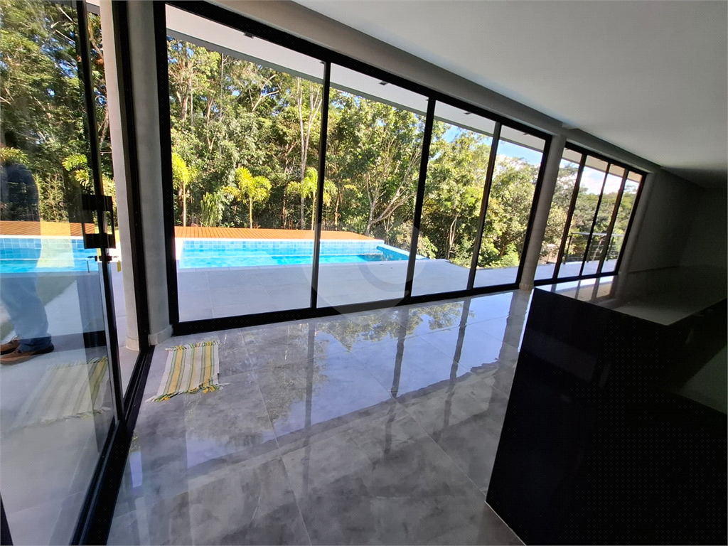 Casa em condomínio em Santa Isabel para venda com 330m2, 3 quartos, 3 suíte, 2 salas, cozinha, 5 banheiros, área de serviço e 6 vagas de garagem