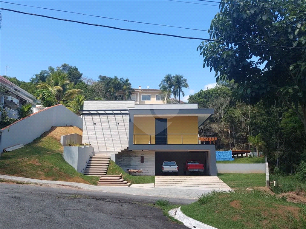 Casa em condomínio em Santa Isabel para venda com 330m2, 3 quartos, 3 suíte, 2 salas, cozinha, 5 banheiros, área de serviço e 6 vagas de garagem