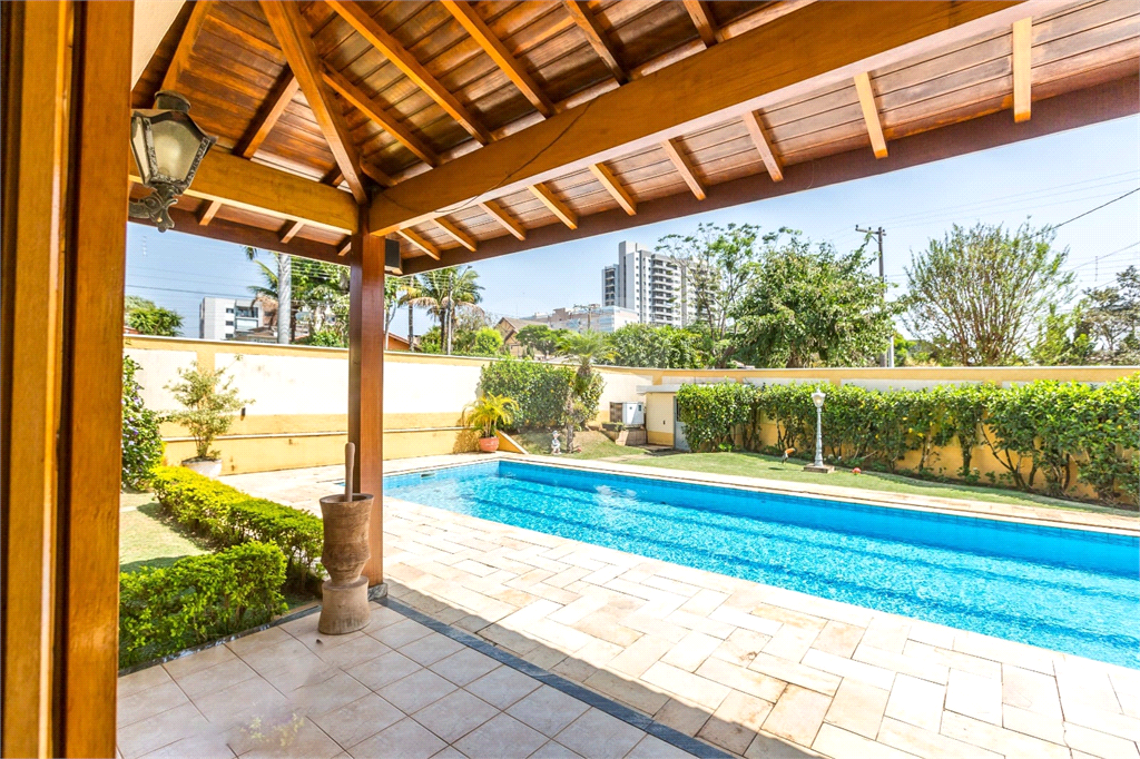 Casa à venda com 3 quartos, 230m² - Foto 1