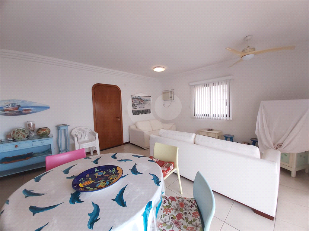 Apartamento na Praia das Pitangueiras, no Guarujá. 4 quartos, 3 suítes, 2 vagas! 
