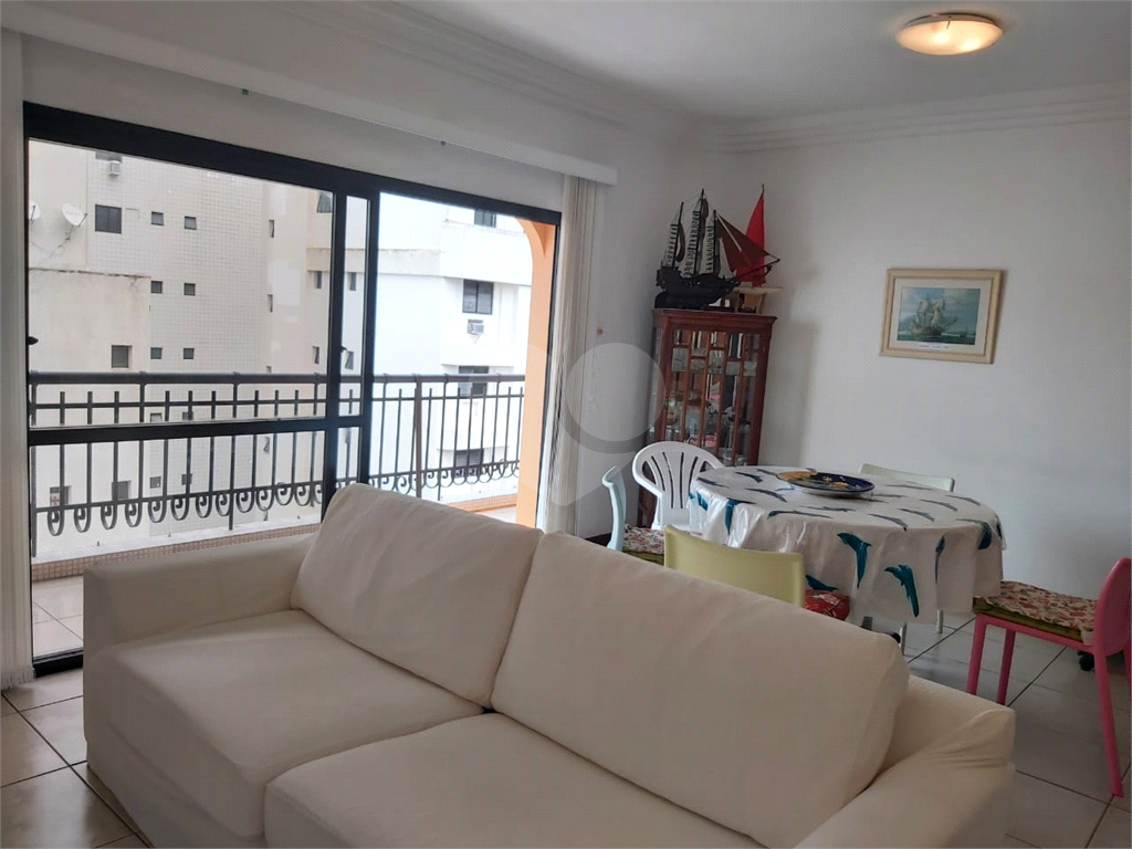 Apartamento na Praia das Pitangueiras, no Guarujá. 4 quartos, 3 suítes, 2 vagas! 