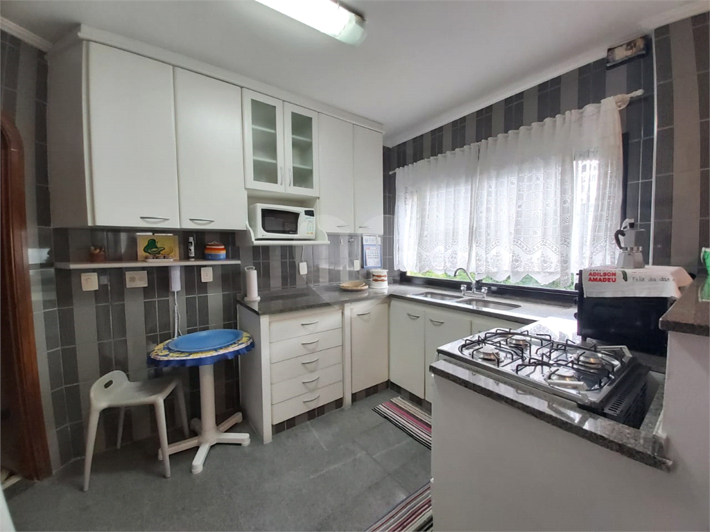 Apartamento na Praia das Pitangueiras, no Guarujá. 4 quartos, 3 suítes, 2 vagas! 