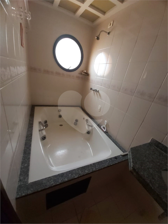 Apartamento na Praia das Pitangueiras, no Guarujá. 4 quartos, 3 suítes, 2 vagas! 