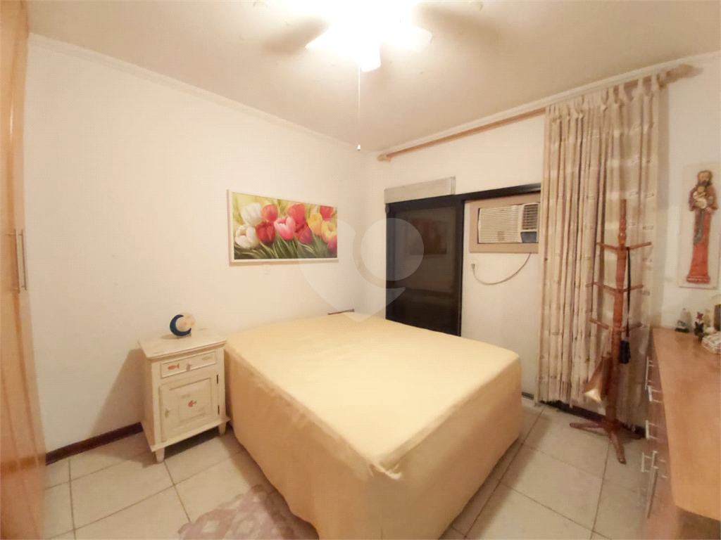 Apartamento na Praia das Pitangueiras, no Guarujá. 4 quartos, 3 suítes, 2 vagas! 