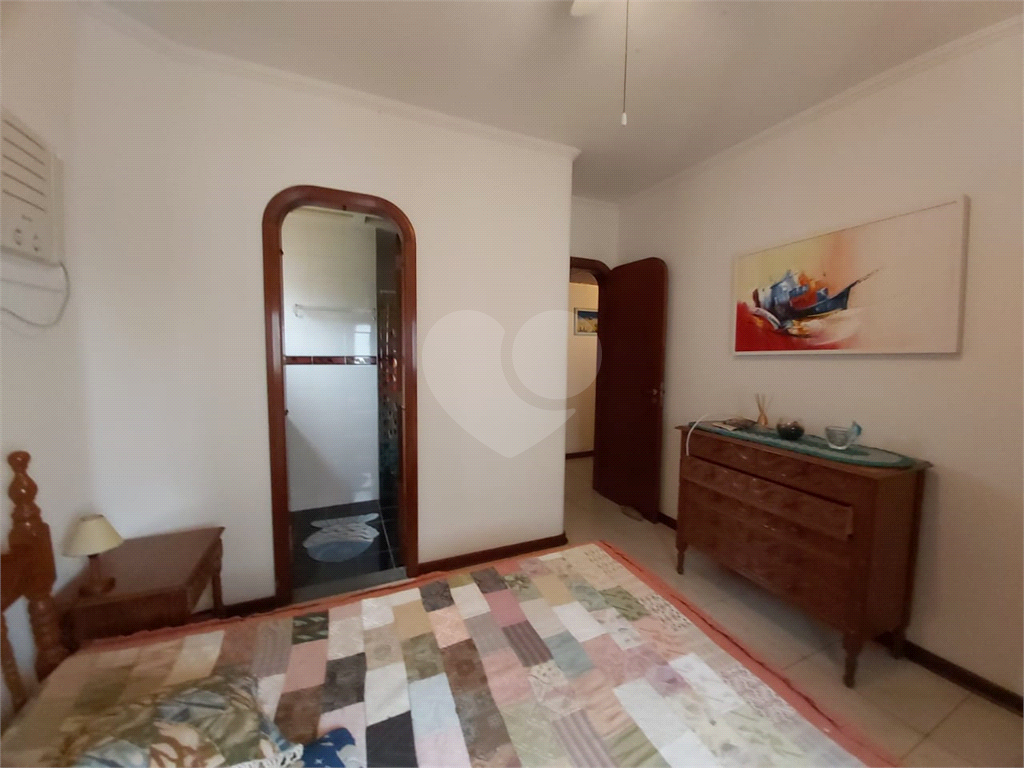 Apartamento na Praia das Pitangueiras, no Guarujá. 4 quartos, 3 suítes, 2 vagas! 