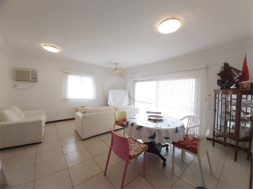Apartamento na Praia das Pitangueiras, no Guarujá. 4 quartos, 3 suítes, 2 vagas! 