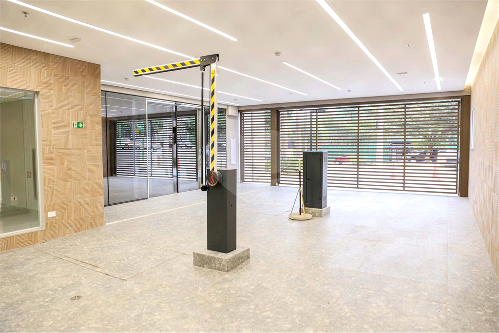 Sala Comercial de Alto Padrão com 131m² e 3 Vagas em Localização Privilegiada da Zona Oeste de São Paulo