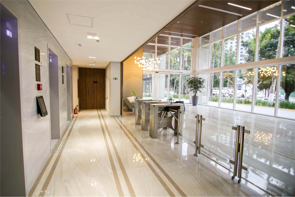 Sala Comercial de Alto Padrão com 131m² e 3 Vagas em Localização Privilegiada da Zona Oeste de São Paulo
