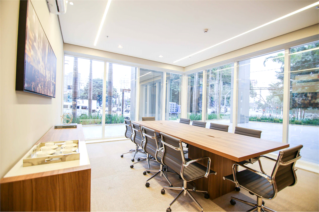Sala Comercial de Alto Padrão com 131m² e 3 Vagas em Localização Privilegiada da Zona Oeste de São Paulo