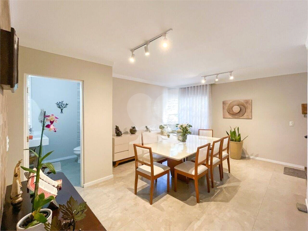Casa à Venda |  225 m² | 3 dormitórios (1 suíte) | 4 vagas na Vila São João!
