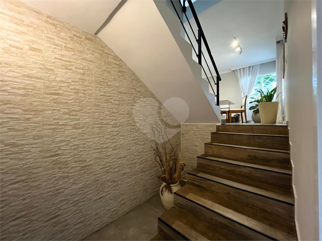 Casa à Venda |  225 m² | 3 dormitórios (1 suíte) | 4 vagas na Vila São João!