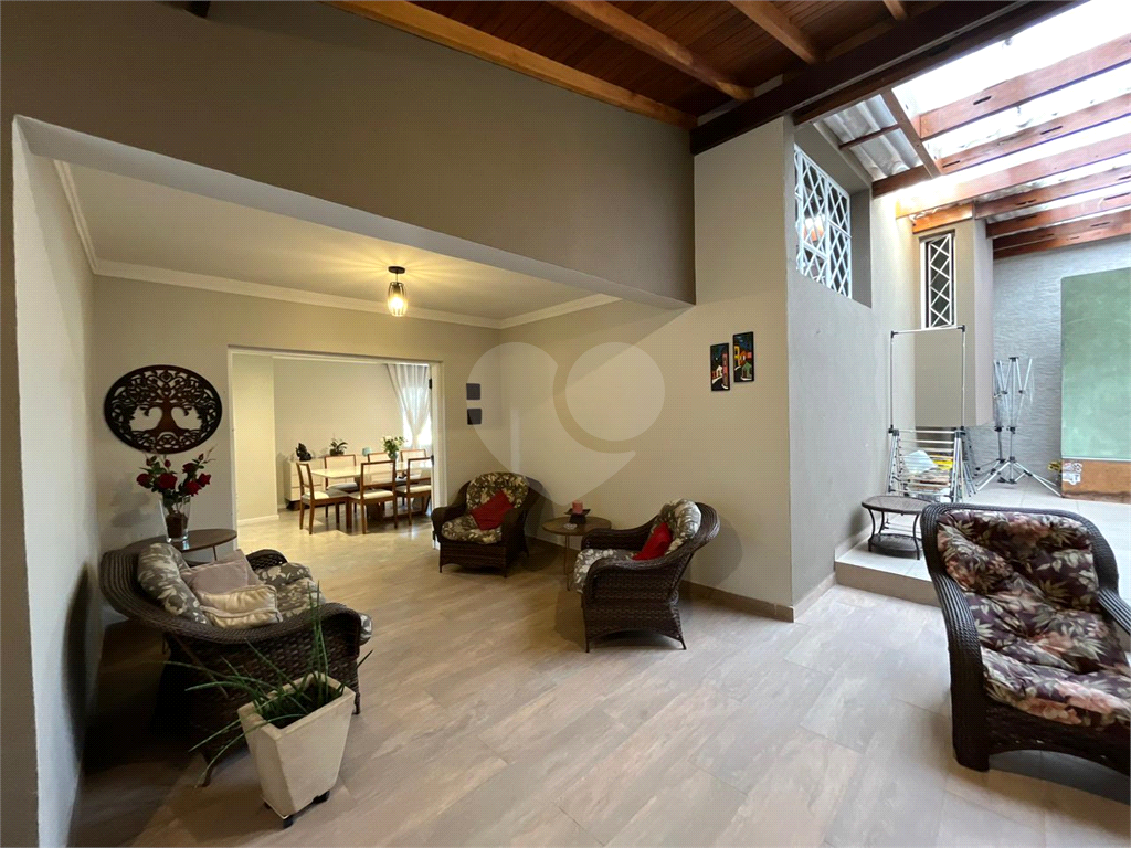 Casa à Venda |  225 m² | 3 dormitórios (1 suíte) | 4 vagas na Vila São João!