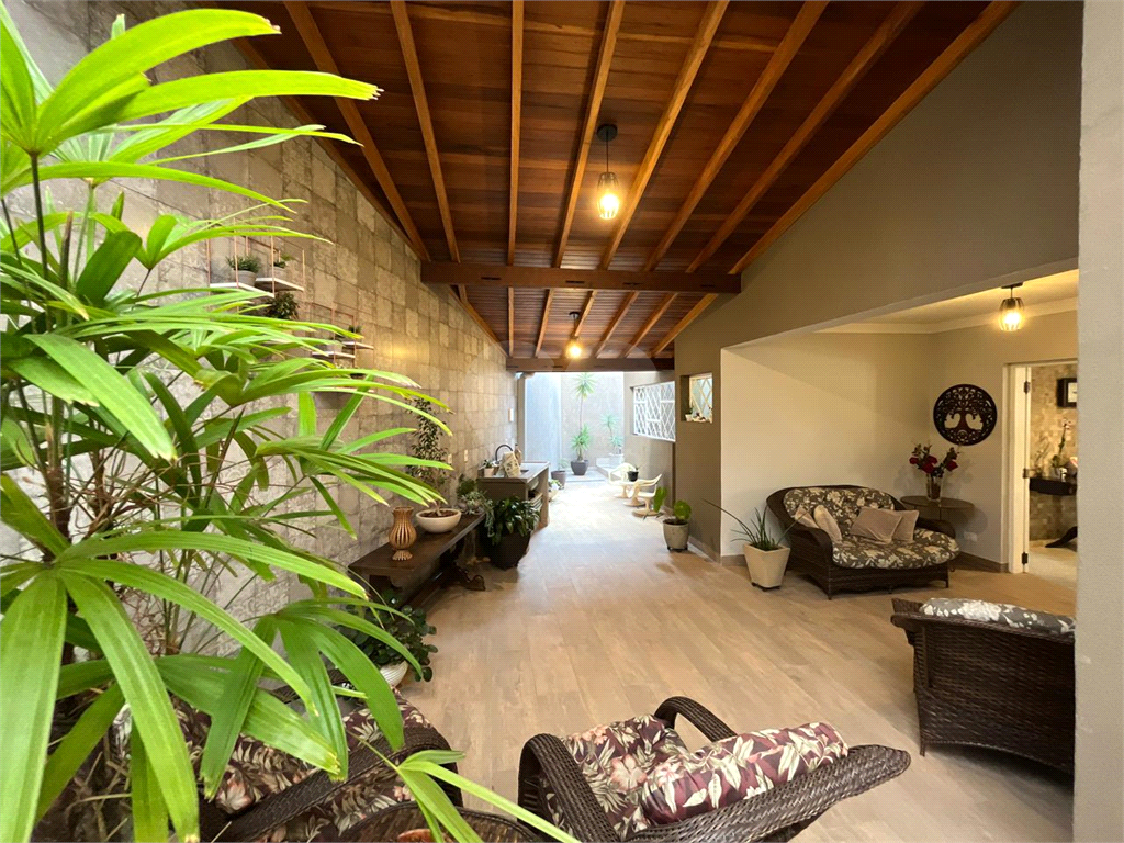Casa à Venda |  225 m² | 3 dormitórios (1 suíte) | 4 vagas na Vila São João!