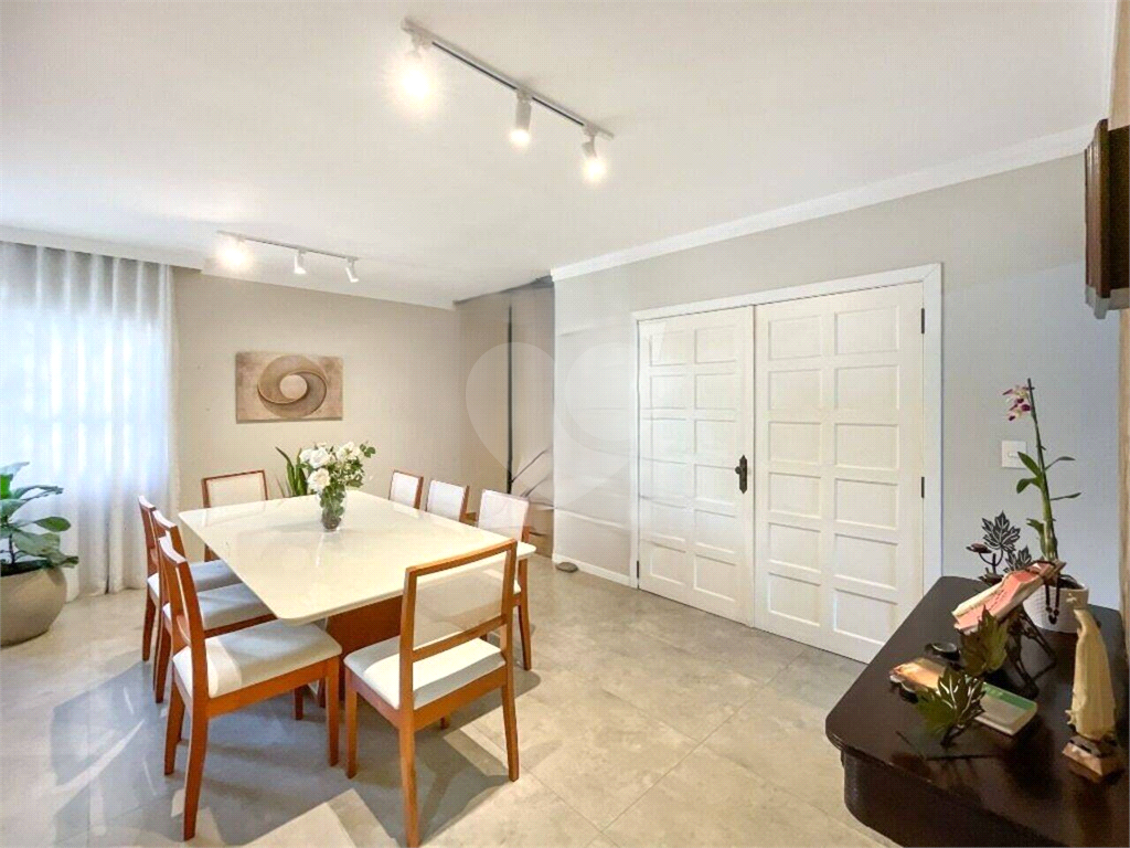 Casa à Venda |  225 m² | 3 dormitórios (1 suíte) | 4 vagas na Vila São João!