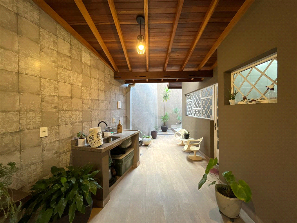 Casa à Venda |  225 m² | 3 dormitórios (1 suíte) | 4 vagas na Vila São João!
