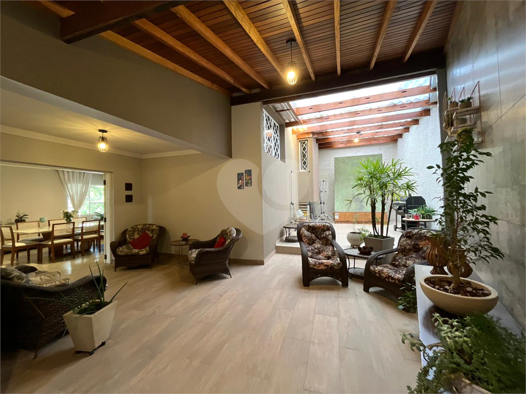 Casa à Venda |  225 m² | 3 dormitórios (1 suíte) | 4 vagas na Vila São João!