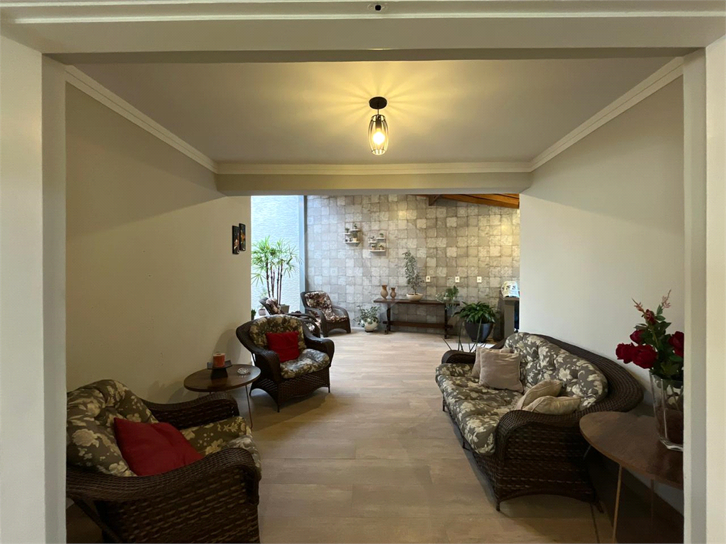 Casa à Venda |  225 m² | 3 dormitórios (1 suíte) | 4 vagas na Vila São João!
