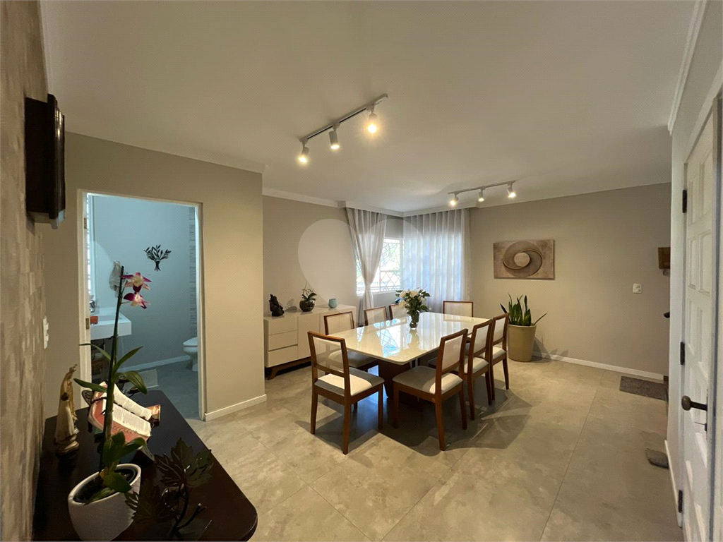 Casa à Venda |  225 m² | 3 dormitórios (1 suíte) | 4 vagas na Vila São João!