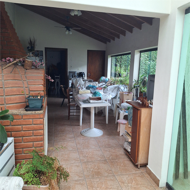 Amplo Sobrado com 04 dormitórios sendo 01 suíte master com closet proximo a entrada da Anhanguera com todo acesso as principais vias de SP.