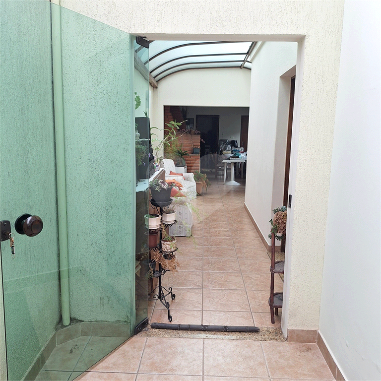 Amplo Sobrado com 04 dormitórios sendo 01 suíte master com closet proximo a entrada da Anhanguera com todo acesso as principais vias de SP.