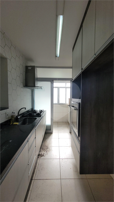 Apartamento a venda. Picanço. 3 quartos (1 suíte), sacada, cozinha americana. 2 vagas