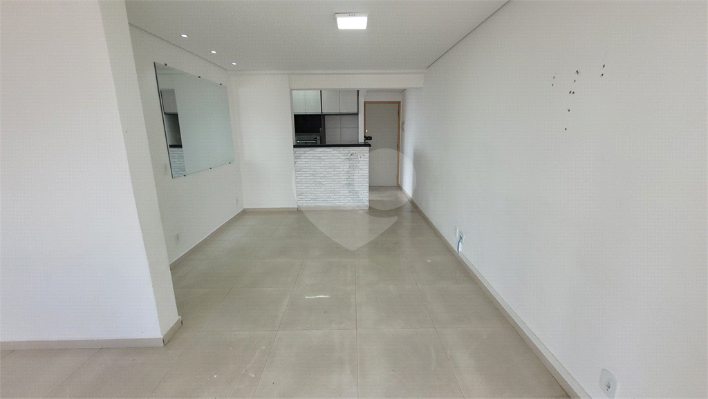 Apartamento a venda. Picanço. 3 quartos (1 suíte), sacada, cozinha americana. 2 vagas